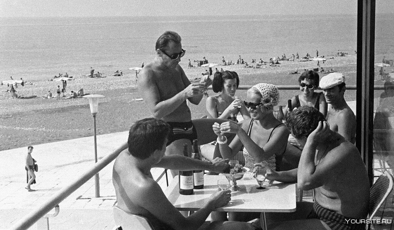 Теплоход грузия 1988. Гдр ссср 70е. Брежнев 1971. Советские люди за границей. Пицунда 70х годов.