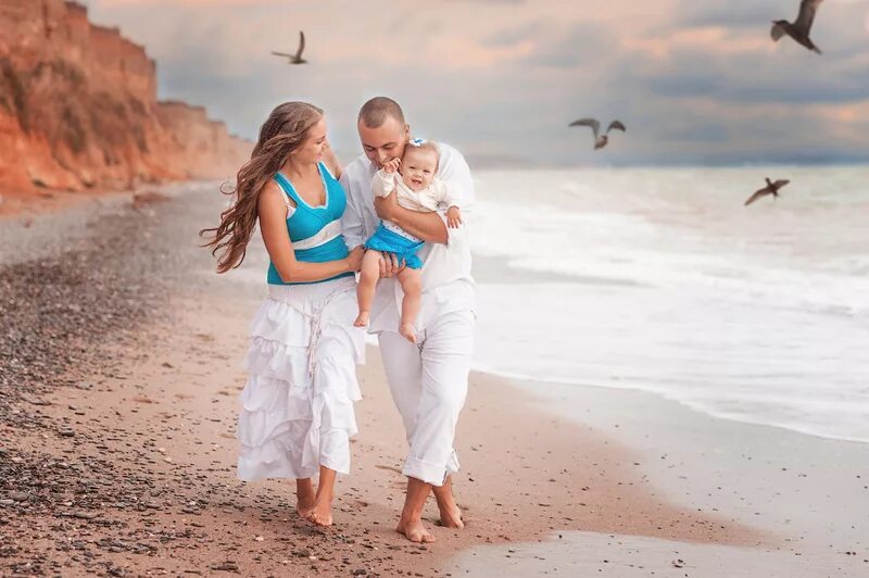 Дочка папа на пляже. Семья на море. Фотосессия семьи на море. Фотосессия на берегу моря семейная. Семейная фотосессия на море с ребенком.
