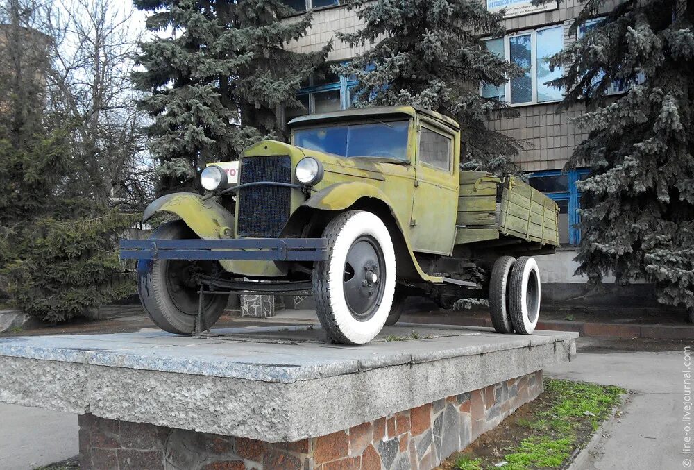 Памятник полуторке. Памятник ГАЗ-АА «полуторка». ГАЗ АА памятник. Памятник полуторке в Миассе. Памятник полуторка Украина.