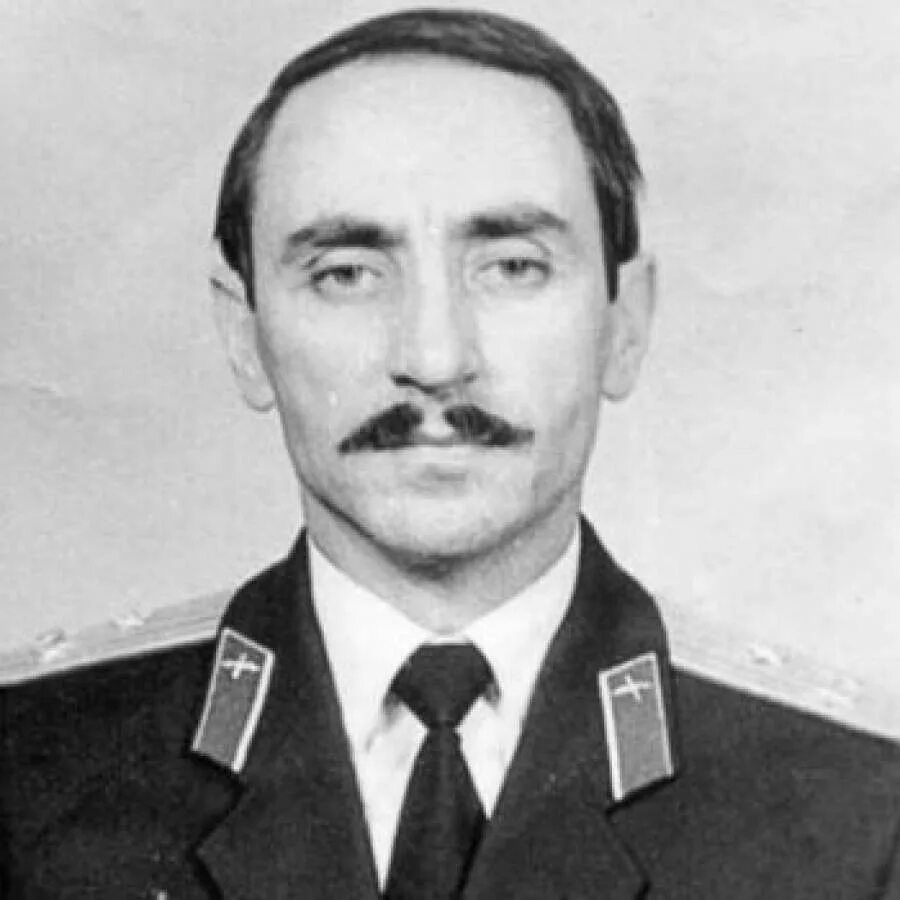 Джохар википедия. Джохар мусаевич дудаев. генерал джохар дудаев. джохар мусаевич дудаев в молодости. джохар дудаев летчик.