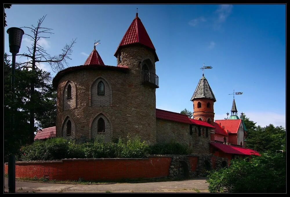 Андерсенград в сосновом бору. Сосновый бор замок андерсенград. Город сосновый бор андерсенград. Андерсенград, сосновый бор, солнечная улица, 3. Солнечная 3 сосновый бор андерсенград солнечная.