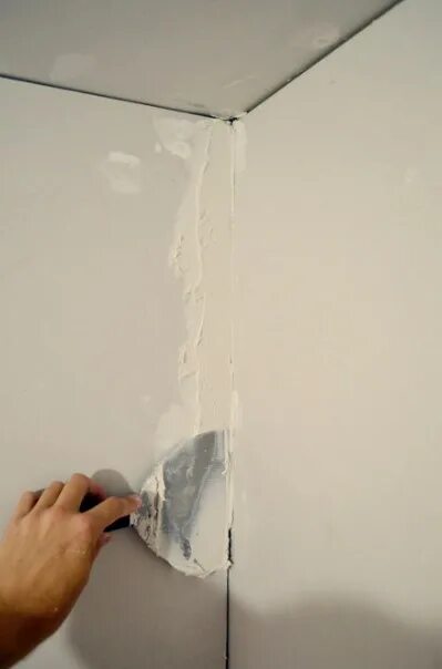 Шпаклевка внутренних углов стен. Внутренний уголок для шпаклевки. Шпатель для шпаклевки швов гипсокартона. Внутренний уголок для шпаклевки стен. Шпаклевка углов стен.