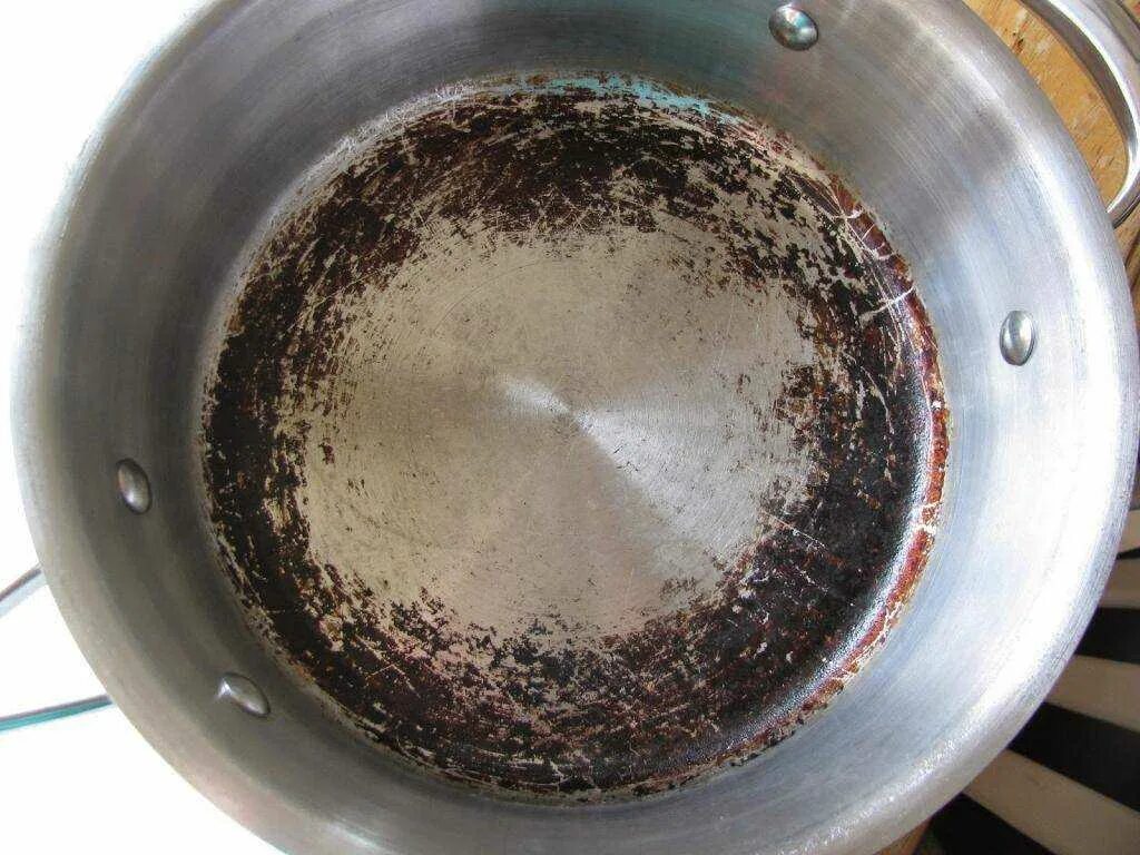 Пригорела кастрюля из нержавейки. Пригорела алюминиевая кастрюля. Почернела алюминиевая сковорода. Пригоревшая кастрюля из нержавейки.
