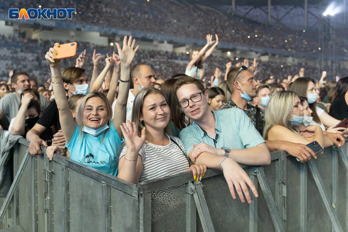 Руки вверх Волгоград 2022. Толпа 100 тысяч. Образ на концерт руки вверх. Наряд на концерт руки вверх.