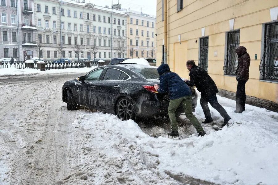 Что сегодня было на дорогах. Дороги Петербург зима. Машина в слякоти. Машины Питер зима. Слякоть в Питере.