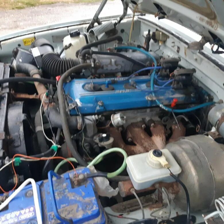 Газ 3110 под капотом. Газ 3110 406. Подкапотное пространство газ 3110. Газ 3110 змз 406. 406 мотор волга.