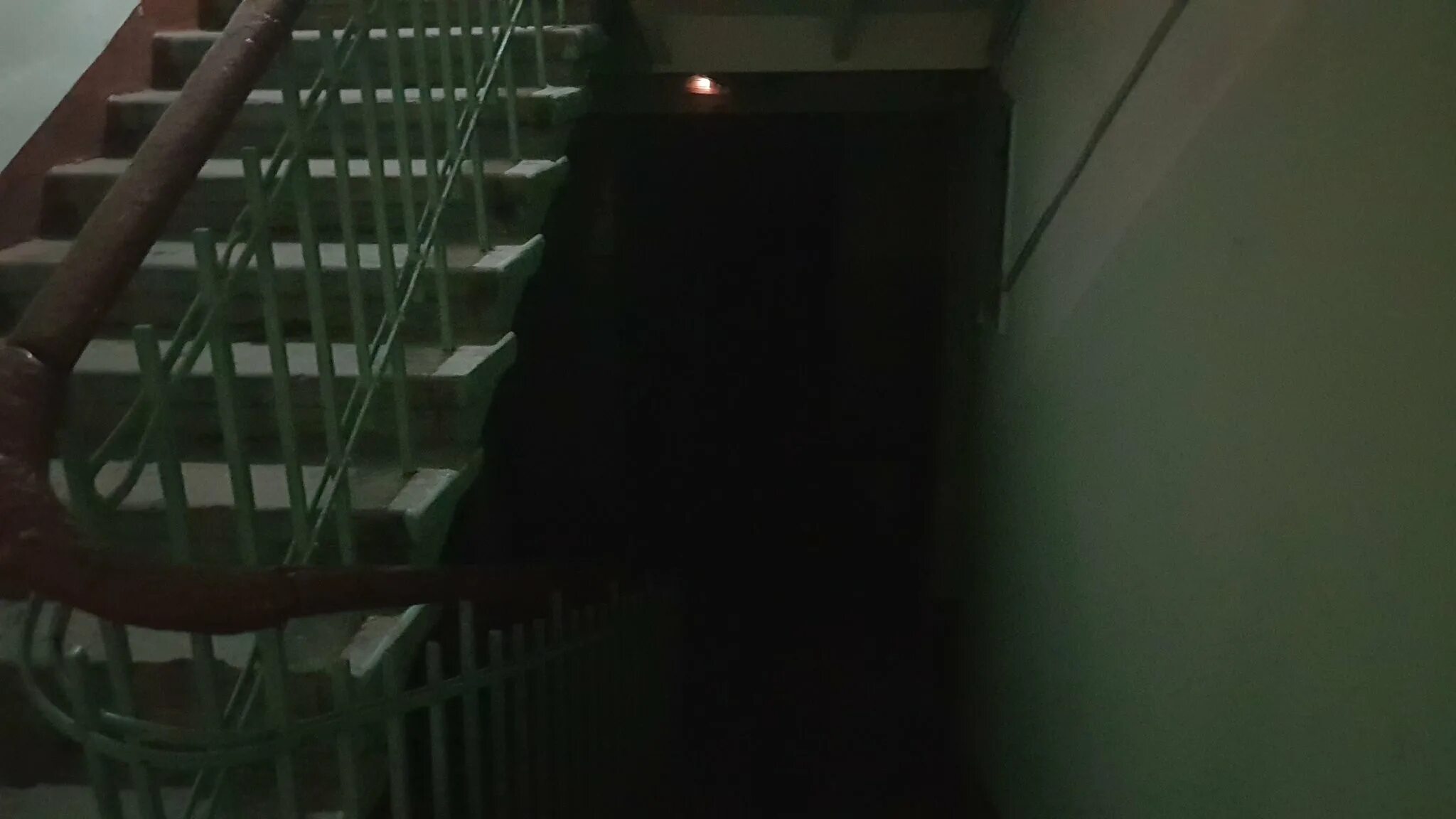 Лестница в подъезде ночью. Темный подъезд. Свет в подъезде. Переехала в подъезд
