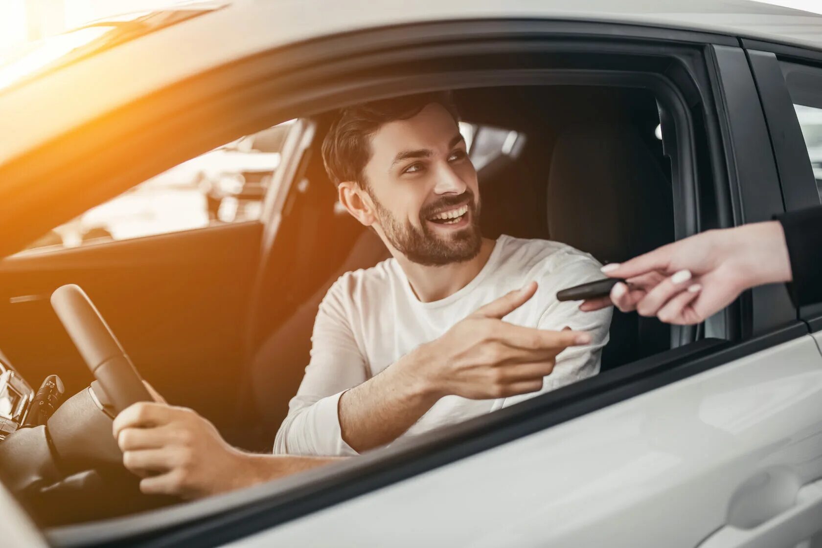 Водитель. Автопрокат. Машина без водителя. Довольный водитель. Does he drive a car