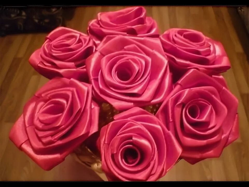 Букет роз из атласных лент сколько метров. Букет роз из атласных лент. Букет из ленточных роз. Большой букет роз из атласных лент. Атласные розы розовые.