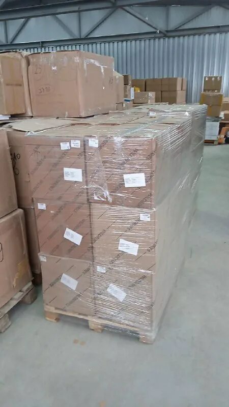 разгрузка товара на складе. комплектовщик на склад. схема транспортировки грузов. склад товаров. упаковщик на склад.