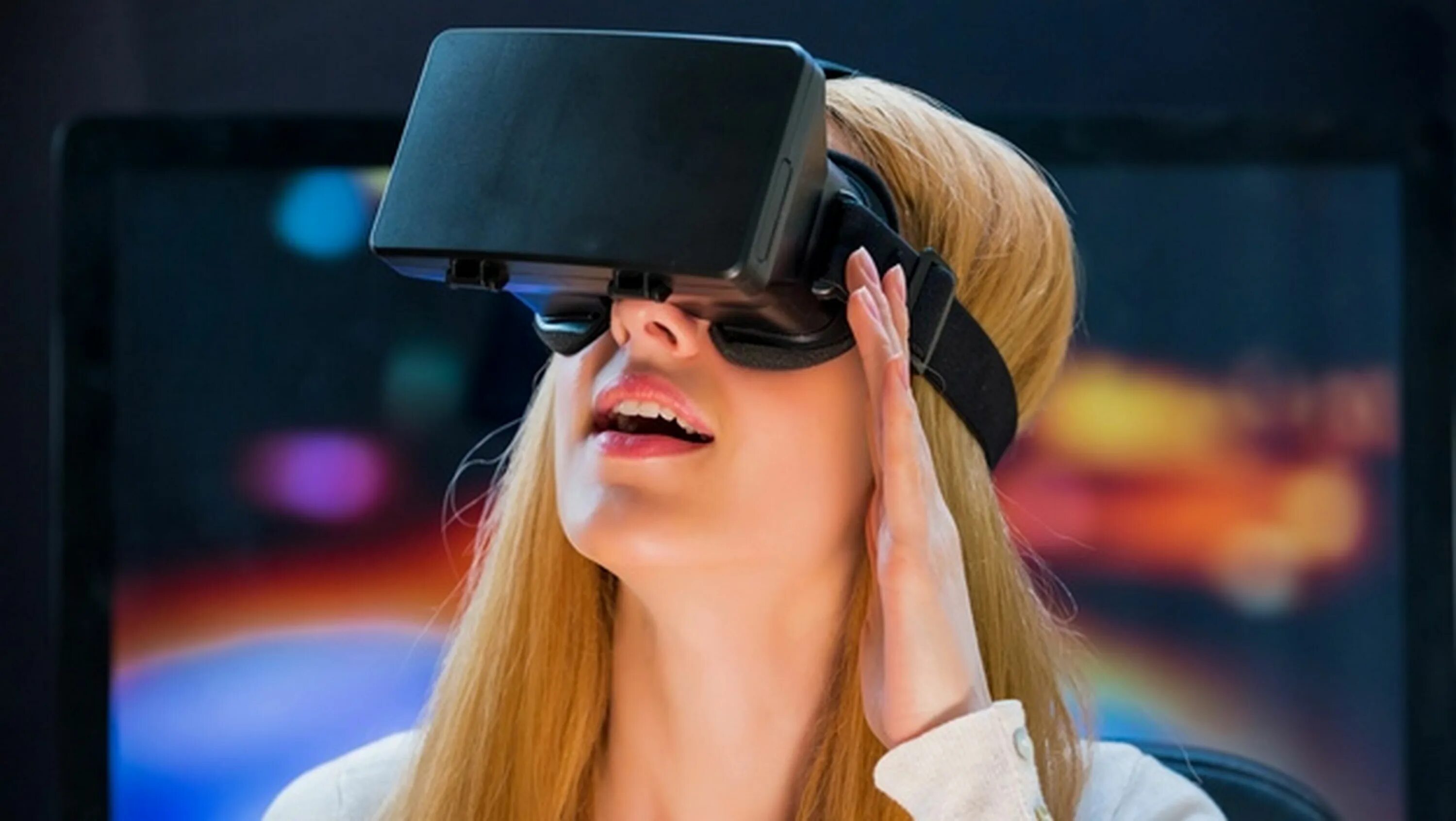 Моды на виар. Виртуальная реальность (Virtual reality, VR). Девушка в очках виртуальной реальности. Девушка в ВР очках. Виар очки девушка.