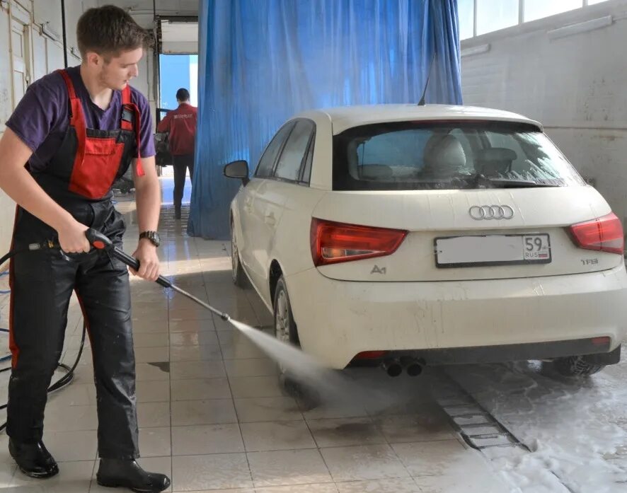 Толстый автомойщик. Автомойщик получать. Готовый бизнес мойка. Профессия автомойщик. Автомойщик.