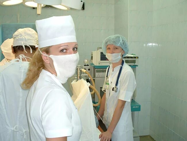 перевязочный кабинет в хирургическом отделении. медсестры ожогового отделения. ожоговый центр операционная. медсестра в операционной. медсестры ожогового отделения.