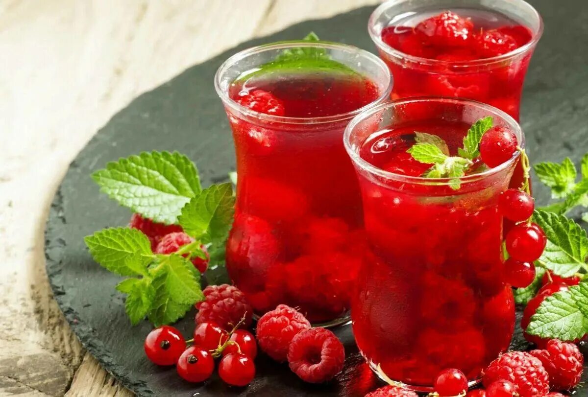 Малиновый взвар. Компот из красной малины. Компот из красной малины. Компот малина розмарин. Малиновый компот.