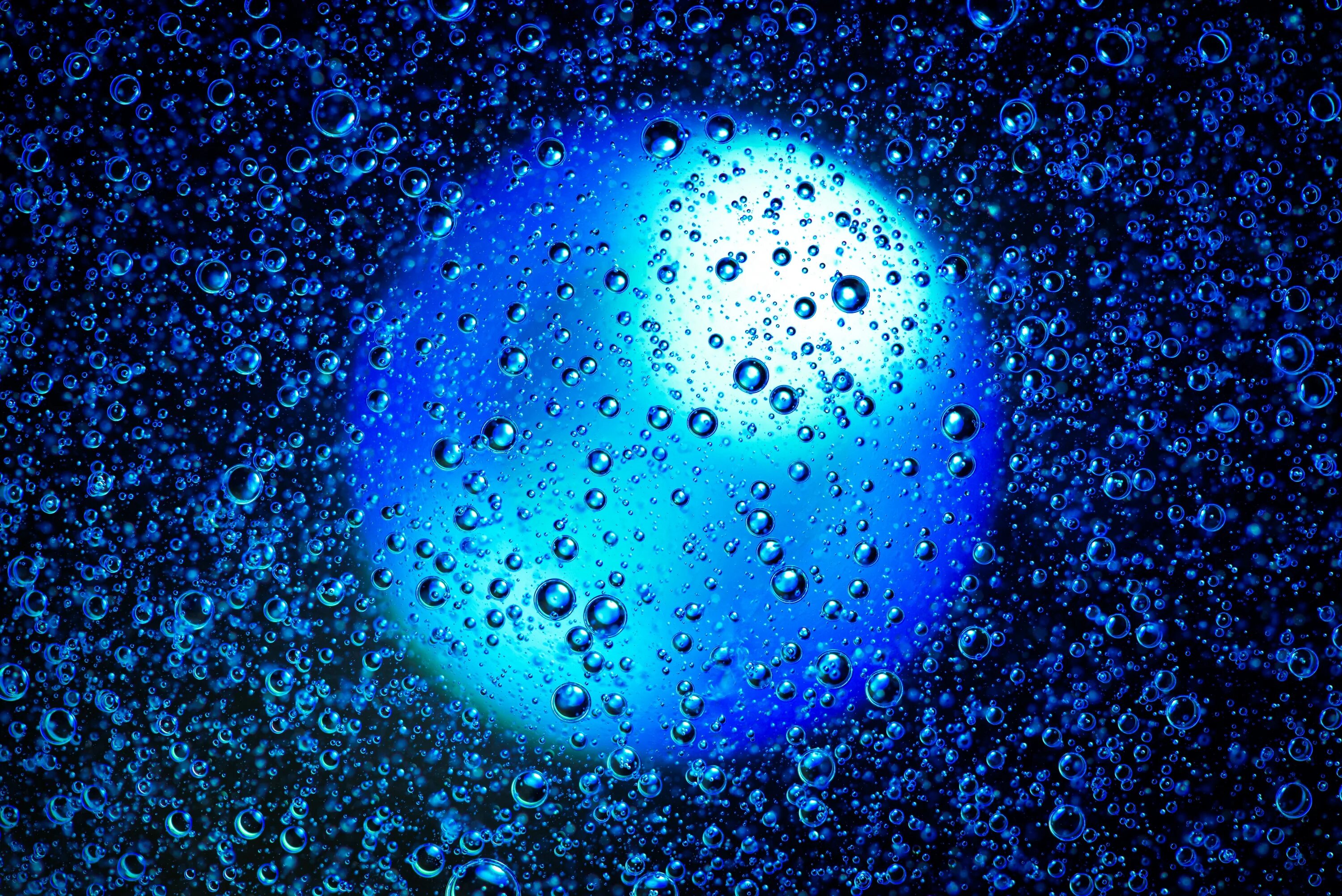 Капли воды. Синие капли. Фон пузыри. Фон вода с пузырьками. Синяя капля воды