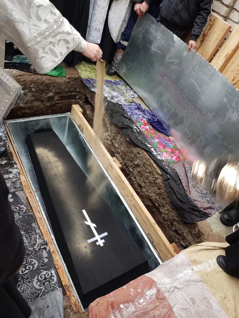 Молитва и отпевание усопших. Молитва при погребении на кладбище. Молитва на кладбище. Молитва на отпевание усопшего. Земля после отпевания.