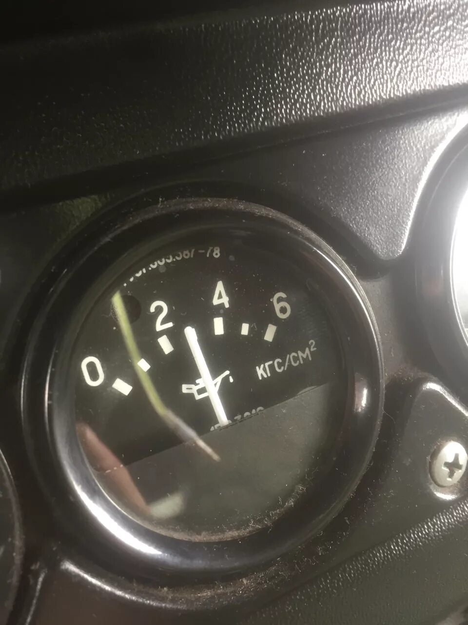 Манометр давления масла уаз патриот. Указатель давления масла уаз 469. Механический датчик давления масла на уаз змз 409. Указатель давления масла уаз 469. Датчики приборов на уаз 469.