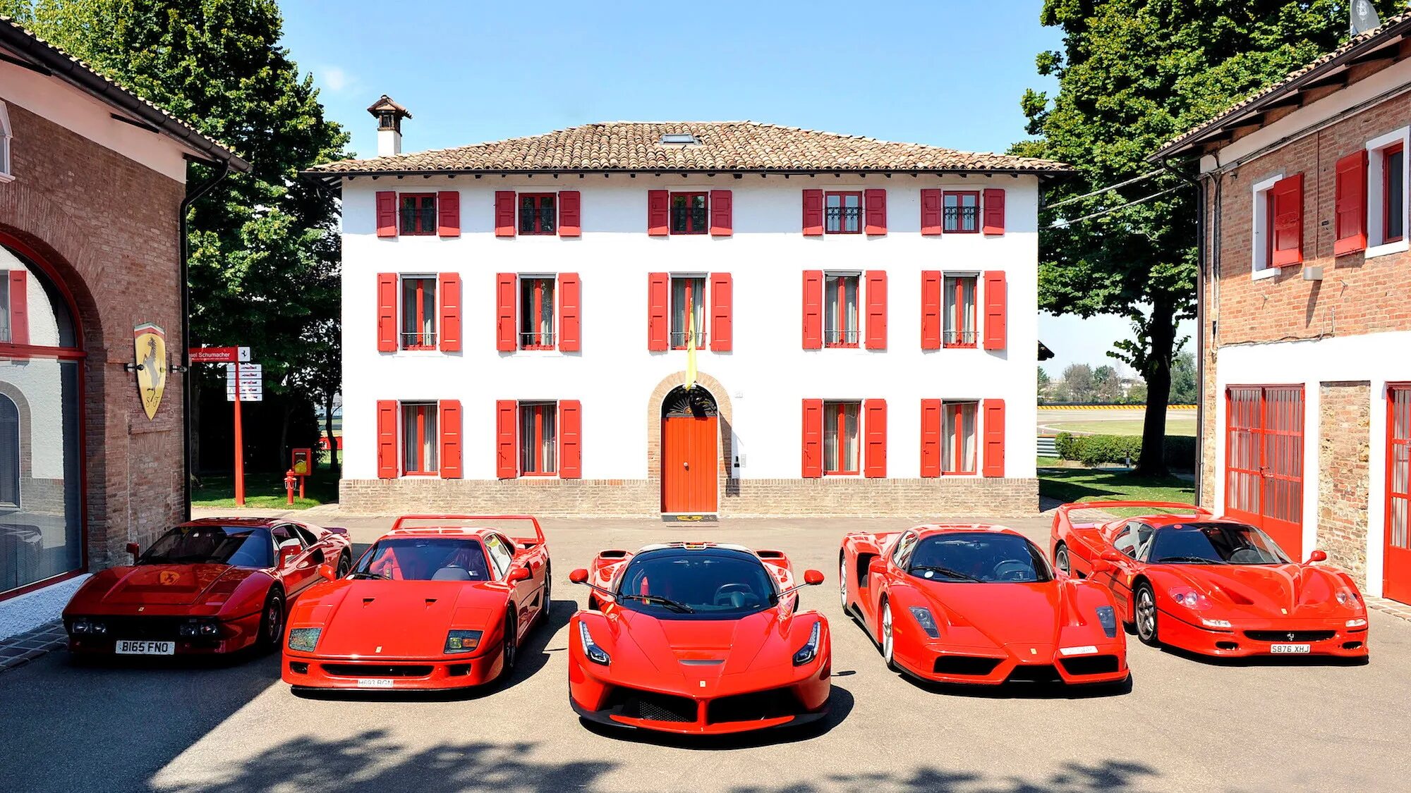 Ferrari LAFERRARI автомобили Италии. Дом Энцо Феррари. Яркие красные машины. Венеция магазин Феррари. Ferrari collection