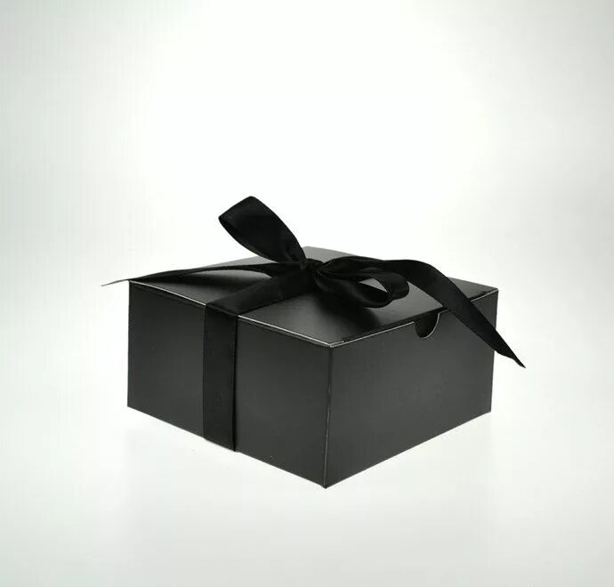 Подарок черного цвета. Alienware упаковка Giftbox. Подарочная коробка. Черный подарок. Черная коробка.
