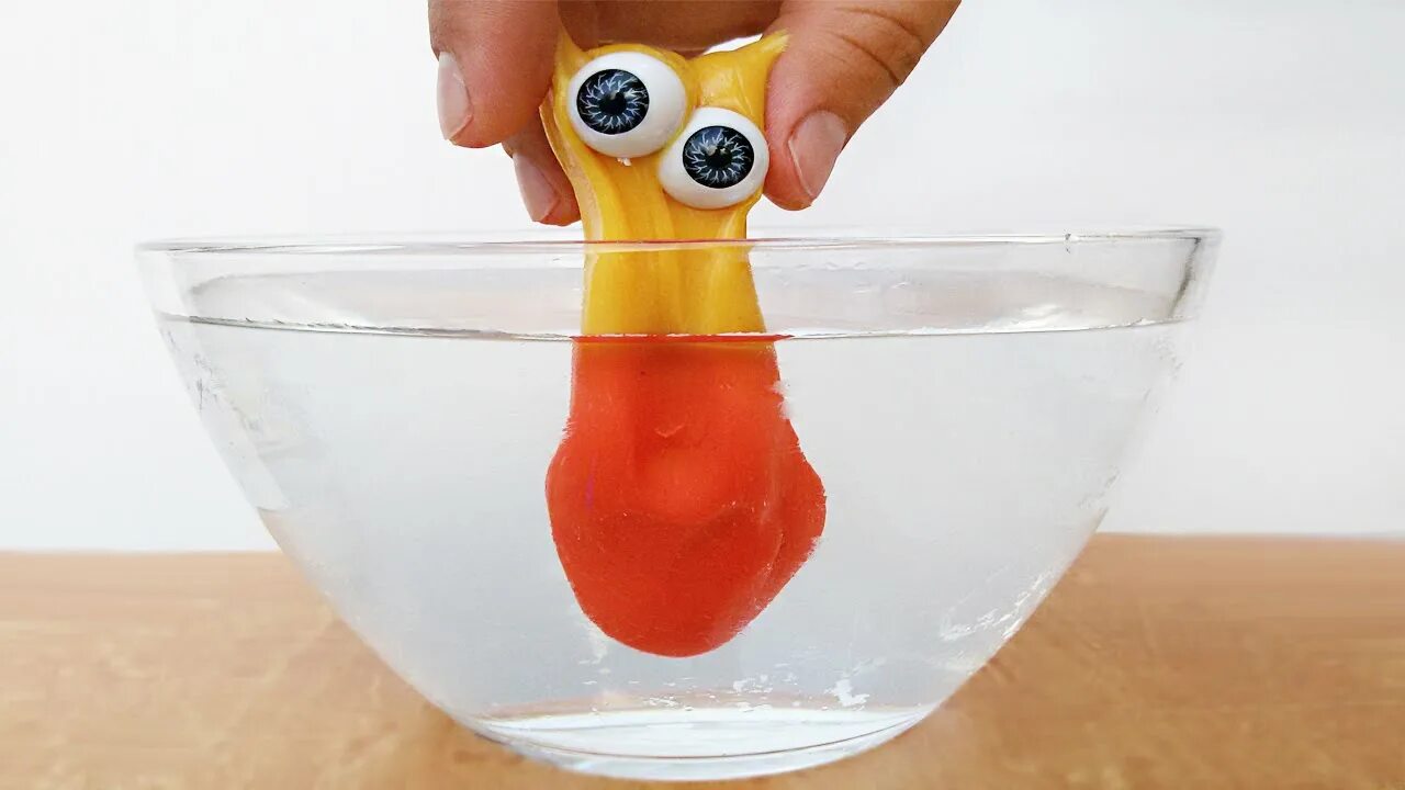 Спонж для макияжа в руке. Фаллоимитатор из строительного силикона. Игрушка которая выпускает воду меняет цвет. Нанесение мусса на волосы. Игрушка набирать воду и меняет цвет.