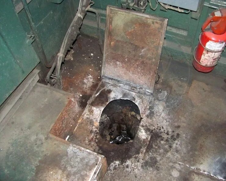 туалет в тепловозе 2тэ10м. туалет машинистов метрополитена. как машинисты ходят в туалет. кабина башенного крана с туалетом. туалет у машинистов поездов.