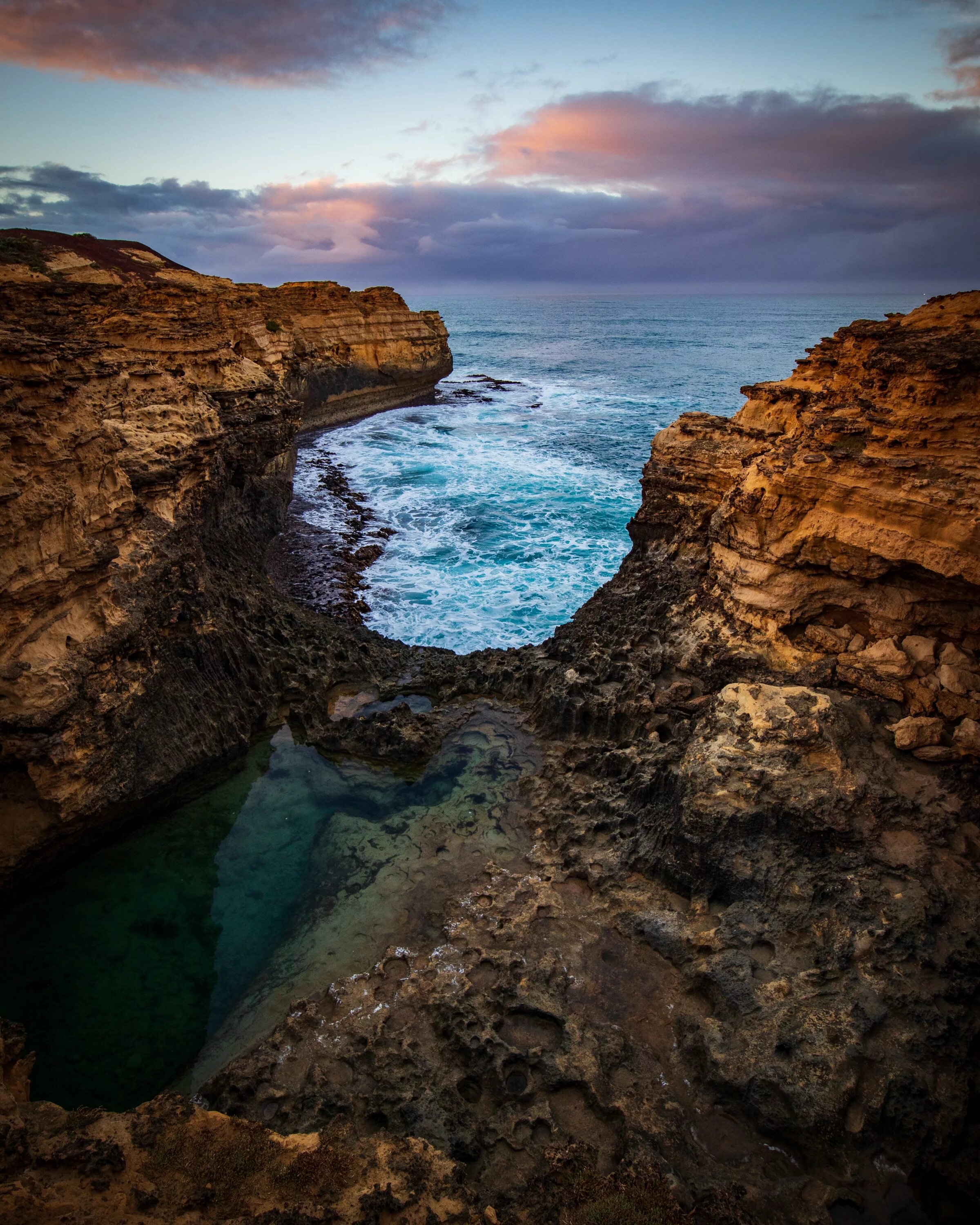 Золотые ворота коктебель. Океан со скалы. Португалия-скалы шторм. Скалистые берега крыма. Красивые скалы.