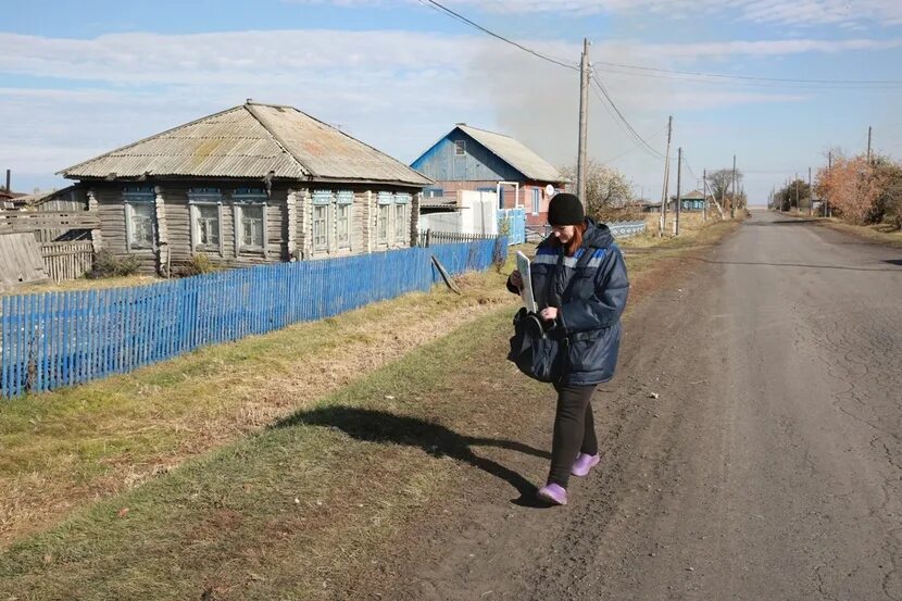 Фото почтальон в селе. Почтальон идет по деревне. Почтальон на селе н.Новгород. Село никуда