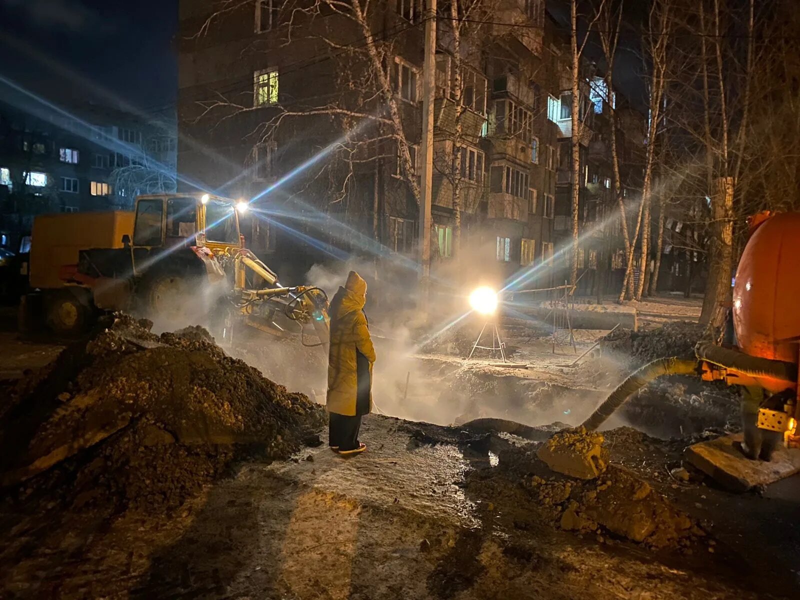 Прорыв воды. Прорыв трубы. Прорыв трубы Омск. Прорыв горячей воды в Омске. Упали в горячую воду