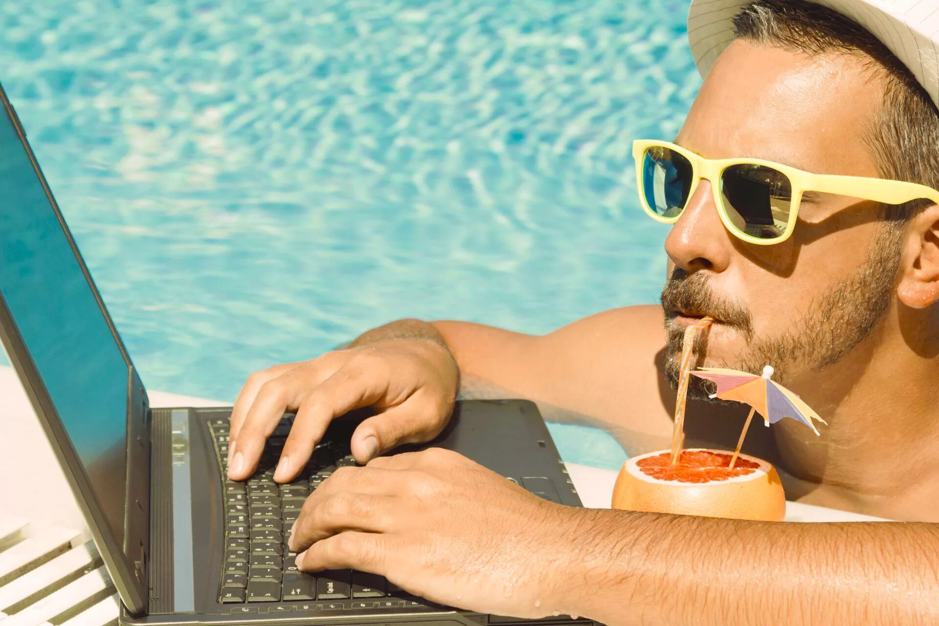 Бизнесмен на отдыхе. Мужчина с ноутбуком на море. Человек с ноутбуком на пляже. Бизнесмен на пляже с ноутбуком.