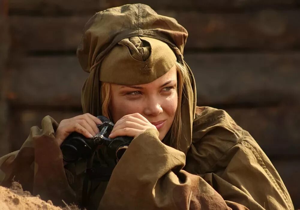 Снайперши азова в мариуполе. Юлия пересильд битва за севастополь. Виктория толстоганова на безымянной высоте. Про девушек снайперов. Женщина снайпер.