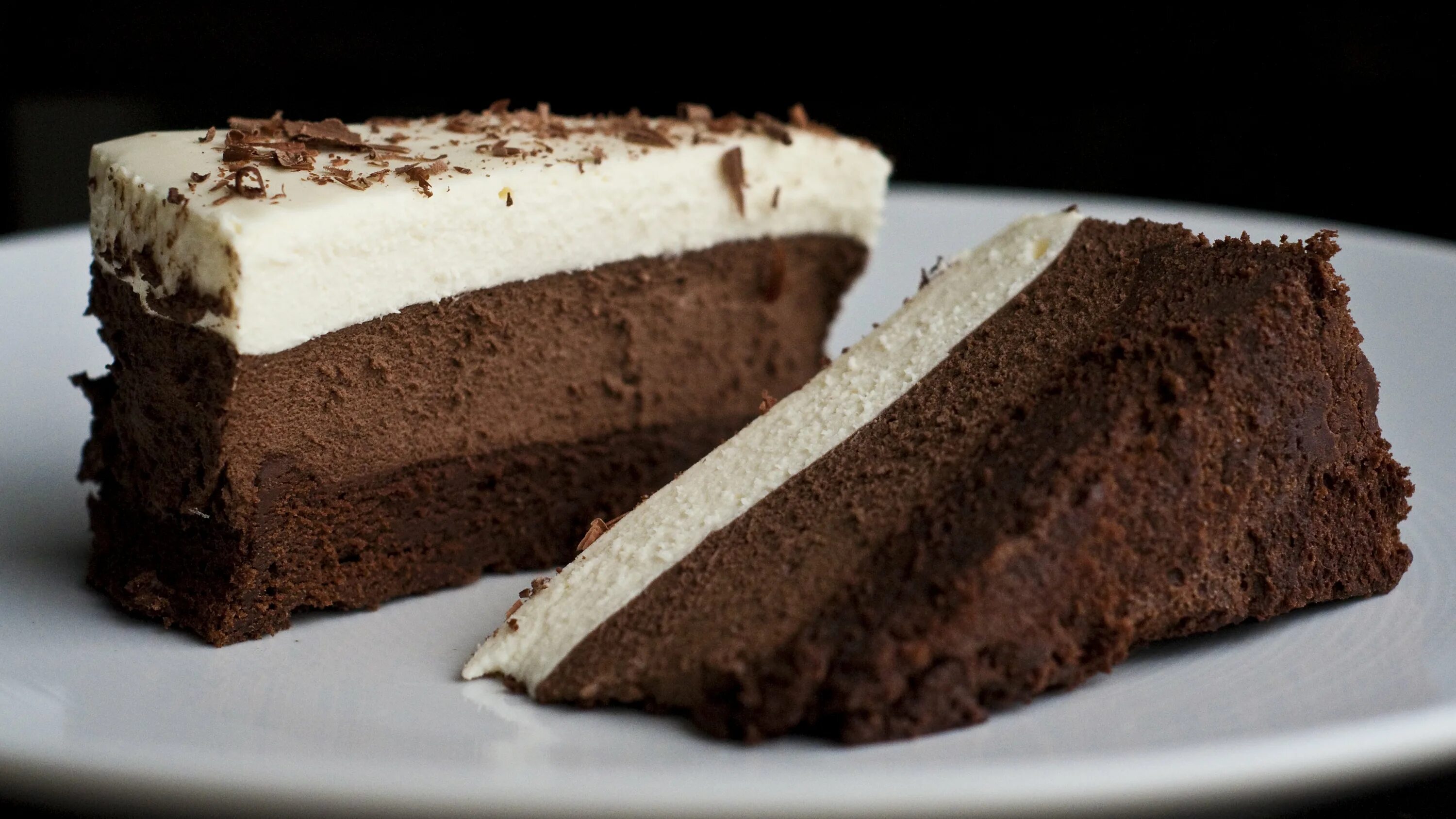 Торт брауни шоколадный. Пирожное три шоколада. Шоколадный мусс для торта. Пирожное. Пирожное.