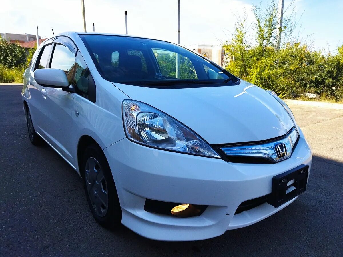 Fit shuttle hybrid. Honda Fit Shuttle Hybrid 2016. Honda Fit Shuttle 2012. Хонда фит шаттл 2008. Хонда фит шаттл 2012 белый.