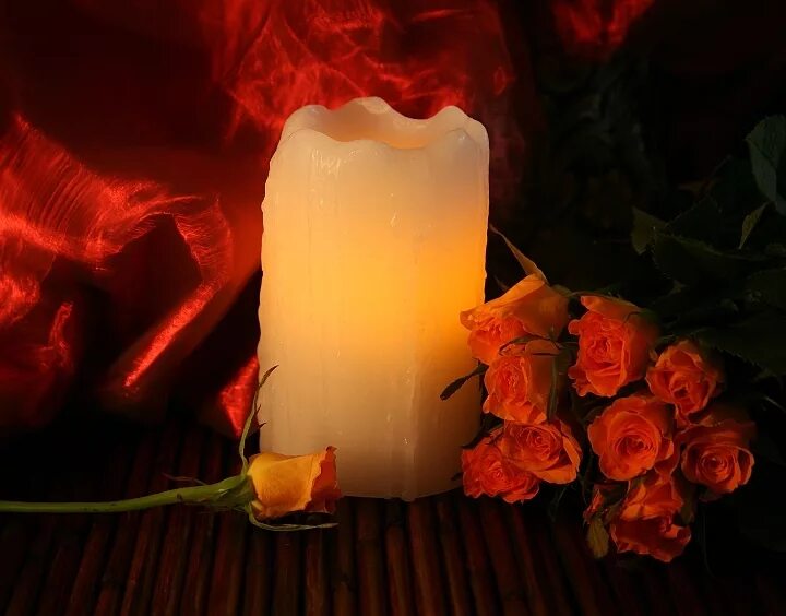 Бесплатные поминальные свечи. Красивые поминальные свечи. Свеча похороны. Свечи скорби красивые. Поминальная свеча и цветы.