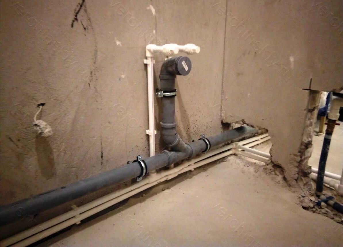Прокладка канализационных 110 труб в стене в ванной. Канализационная труба под раковину. Монтаж канализации в стене под раковину. Канализация для раковины в стене. Канализационная труба в стене