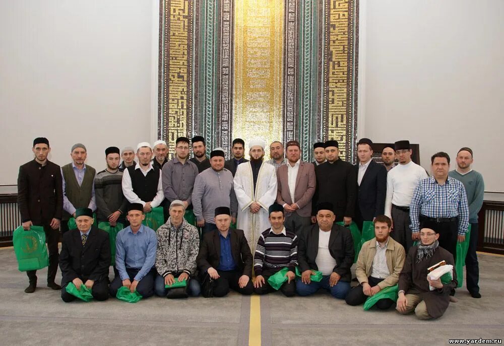 Работа в мечети. Работа в мечети. Мулла в мечети. Центральная джума-мечеть намаз. Служба в мечети.