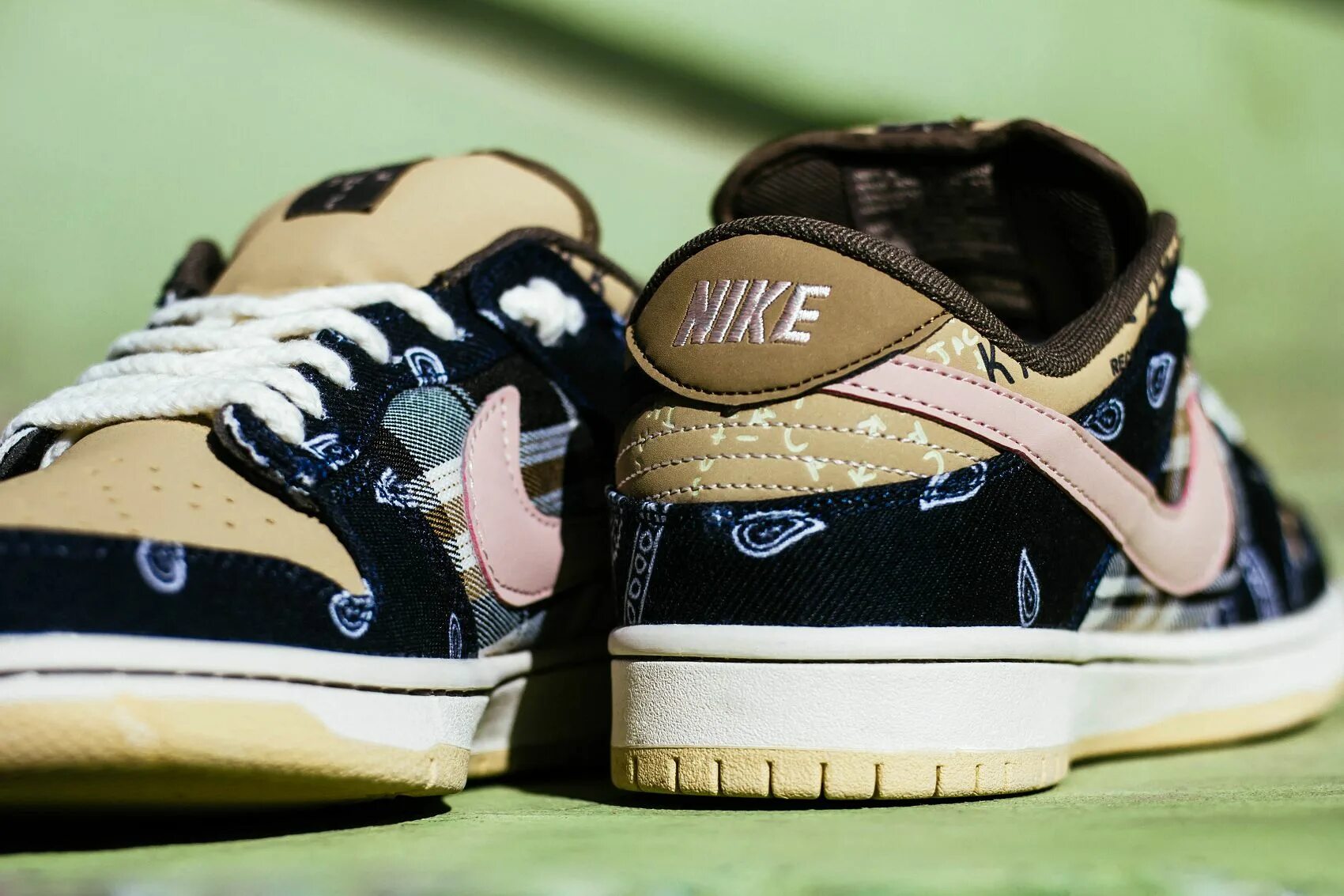 Nike dunk sb cactus. Nike SB Dunk Travis Scott. Nike SB Dunk Low Travis Scott. Nike SB Dunk Low x Travis Scott. Кроссовки Nike SB Dunk Low x Travis Scott.