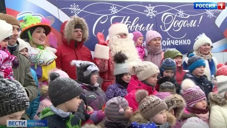 новогодний домик. пермь эспланада зима 2022. дом на новый год пермь. комсомольский проспект иллюминация пермь 2021. дом на новый год пермь.