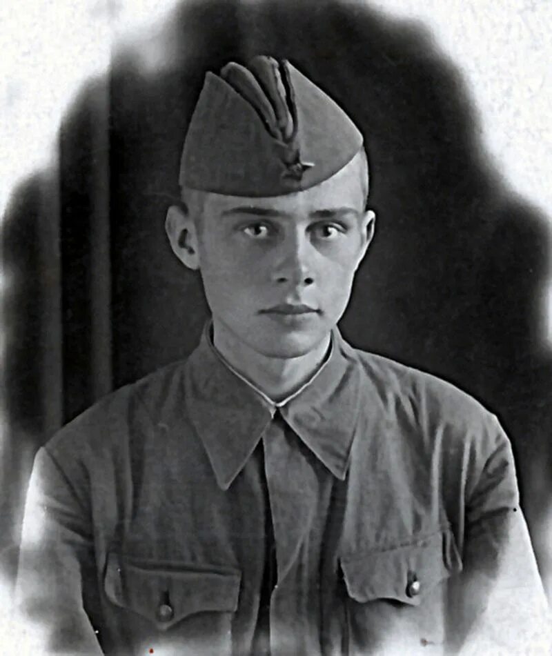 молодые солдаты. рядовой молодых. а123ат. парни на войне. солдат улыбается.