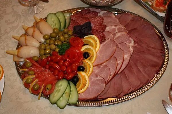 Как оформить мясную нарезку на праздничный стол. Красивое украшение стола. сервировка блюд праздничного стола. украшение мясной нарезки. красивая нарезка на праздничный стол.