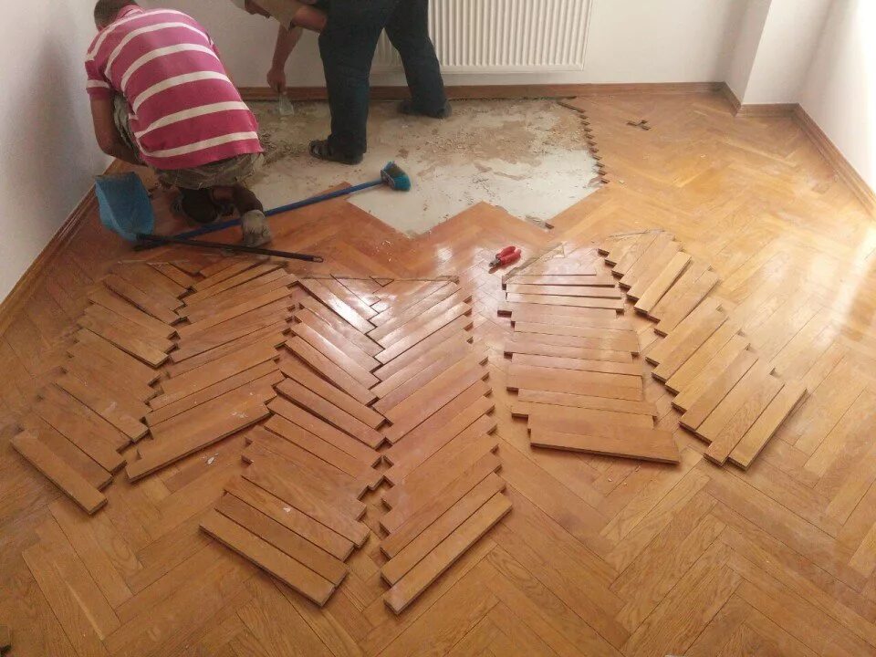 Необычные деревянные полы. Пол из деревянных брусков. Стол из паркетной доски. Поделки из остатков ламината. Имитация паркета.