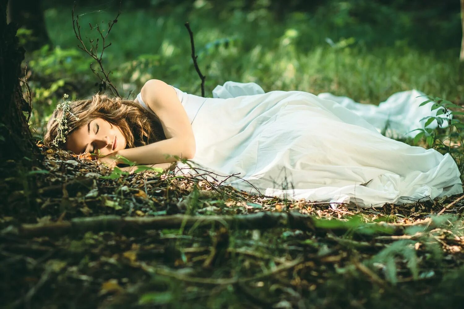В спящую девушку в лесу. Лесная девушка. Девушка в лесу эстетика. В спящую девушку в лесу. Девушка лежит в лесу.