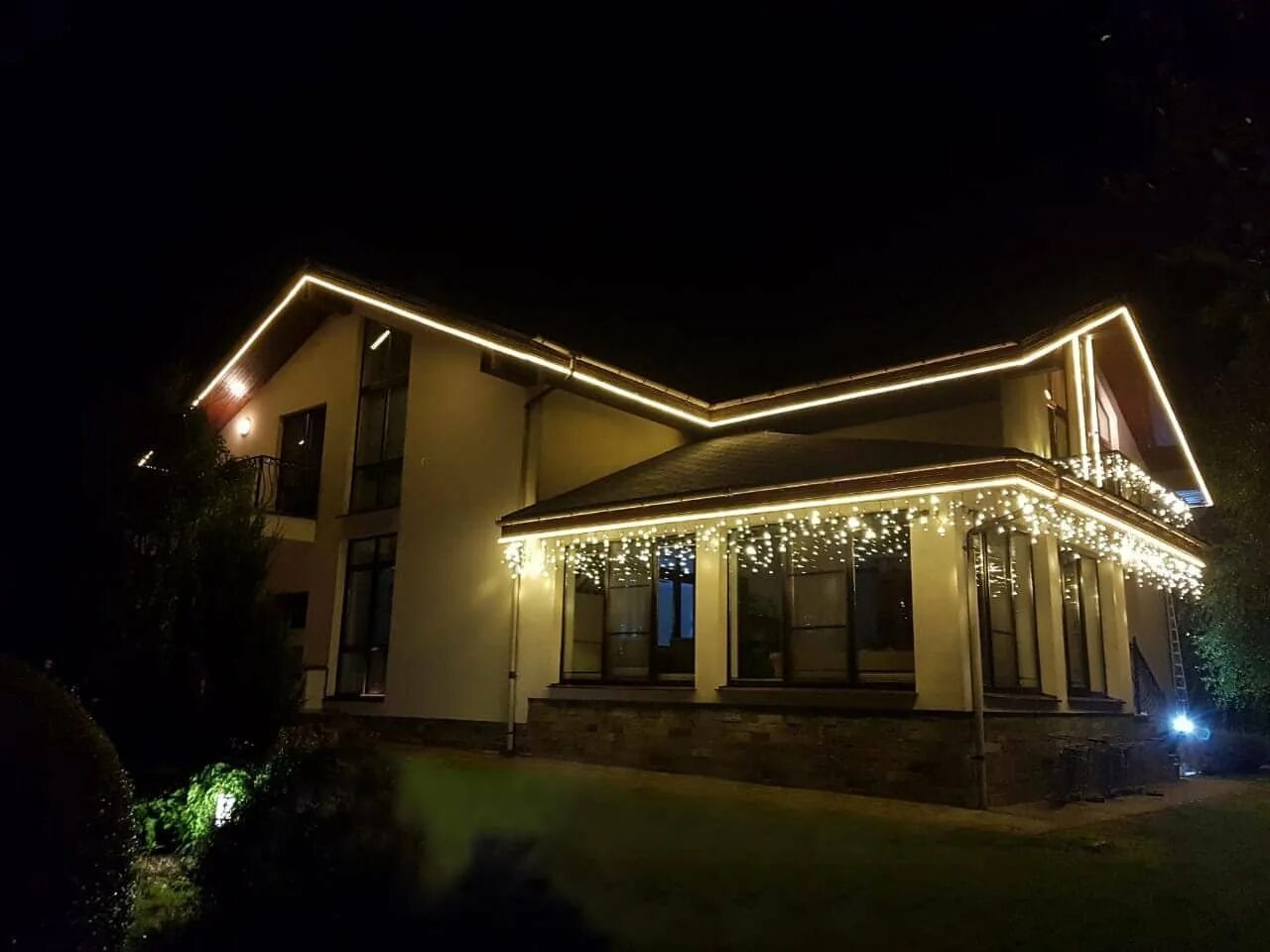 Световой шнур дюралайт ргб фасадный. Архитектурная подсветка зданий ргб. Неон домов. Светодиоды в интерьере. Подсветка фасада светодиодной лентой.