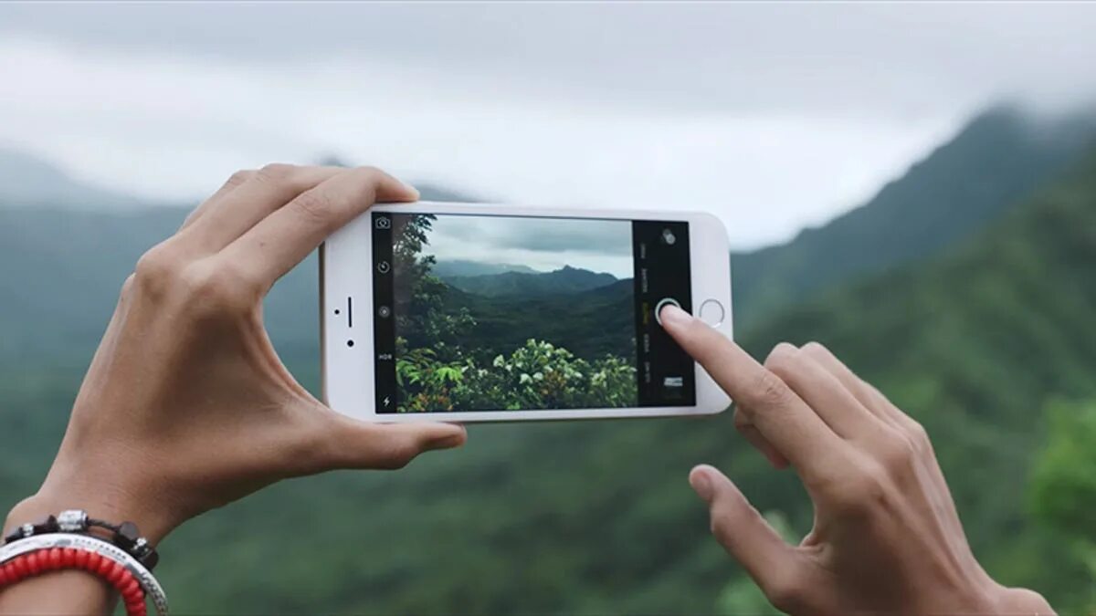 Съемка видео на андроид. Смартфоны. видеосъемка на смартфон. фоткает на телефон. телефон в руке.