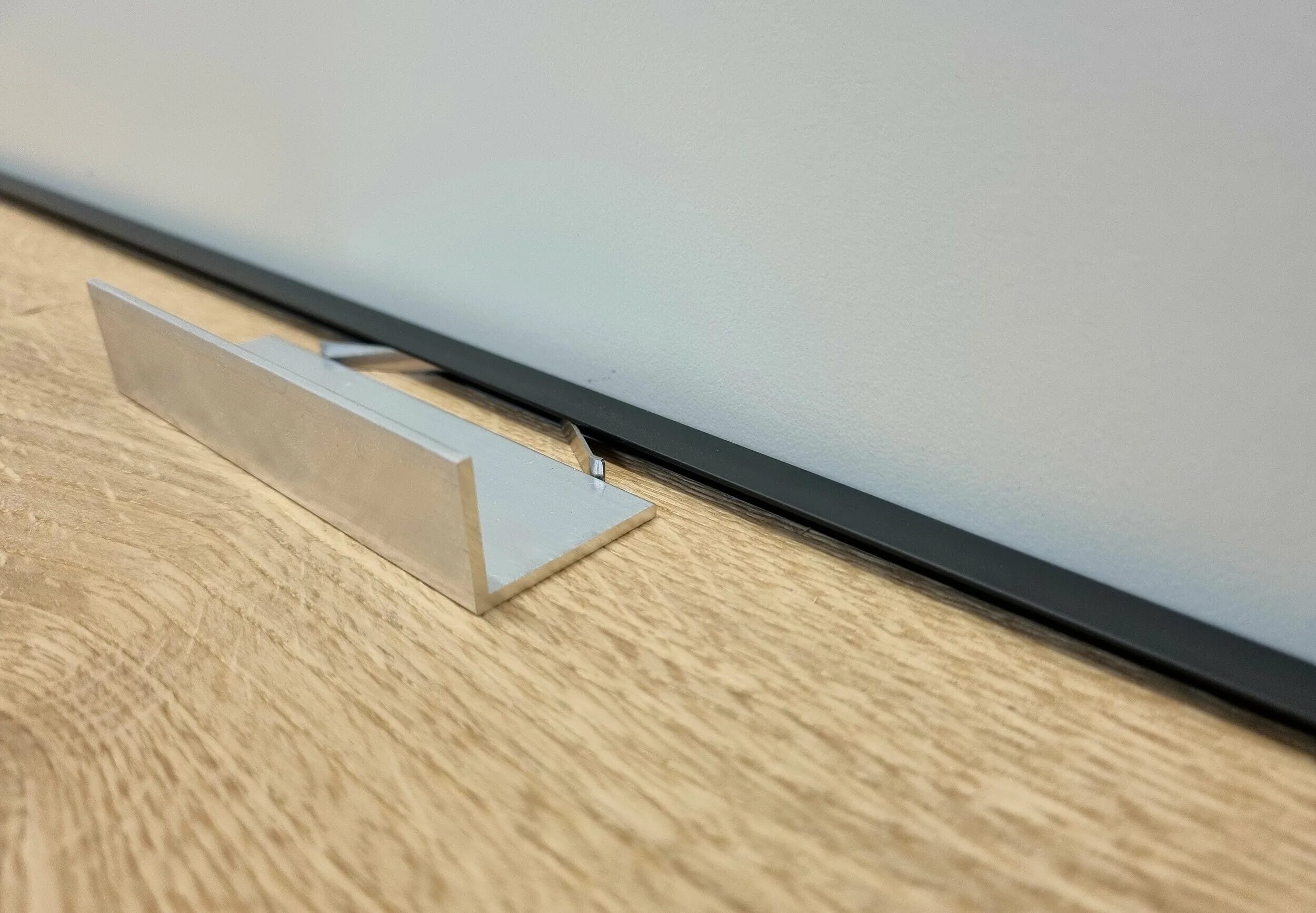 25. Плинтус напольный ликорн микро лайн. Микроплинтус в интерьере. Микроплинтус в интерьере. Микроплинтус скрытый плинтус чёрный 16х6 мм.