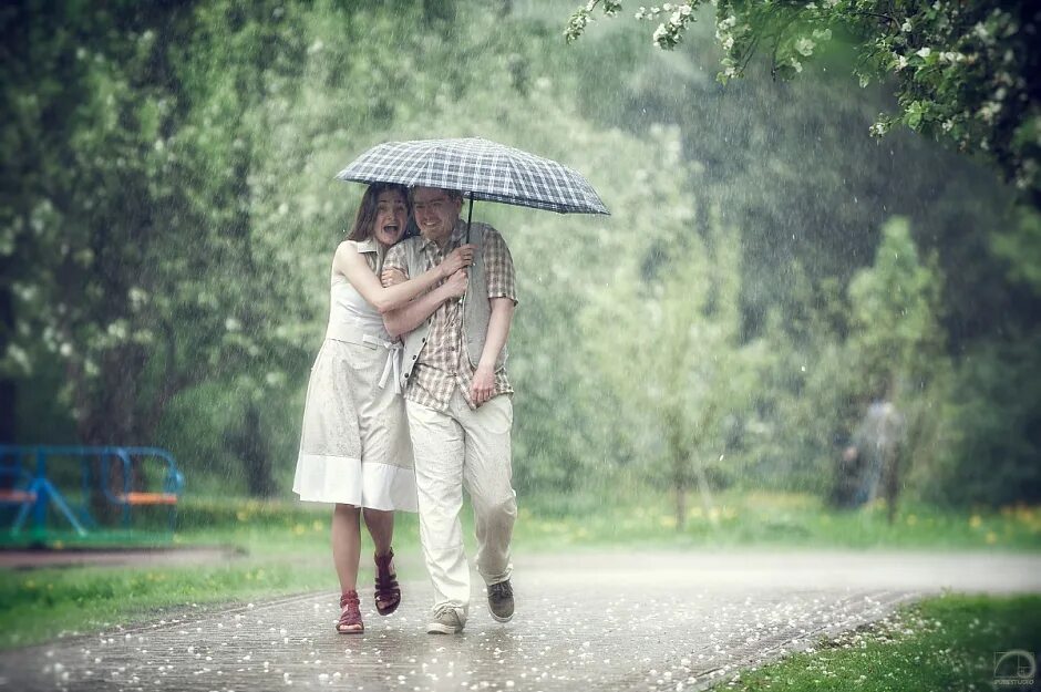Можно ли гулять в дождь. Мужчина и женщина под зонтом. Влюблённые под дождём. Прогулка под дождём. Парень и девушка под зонтом.