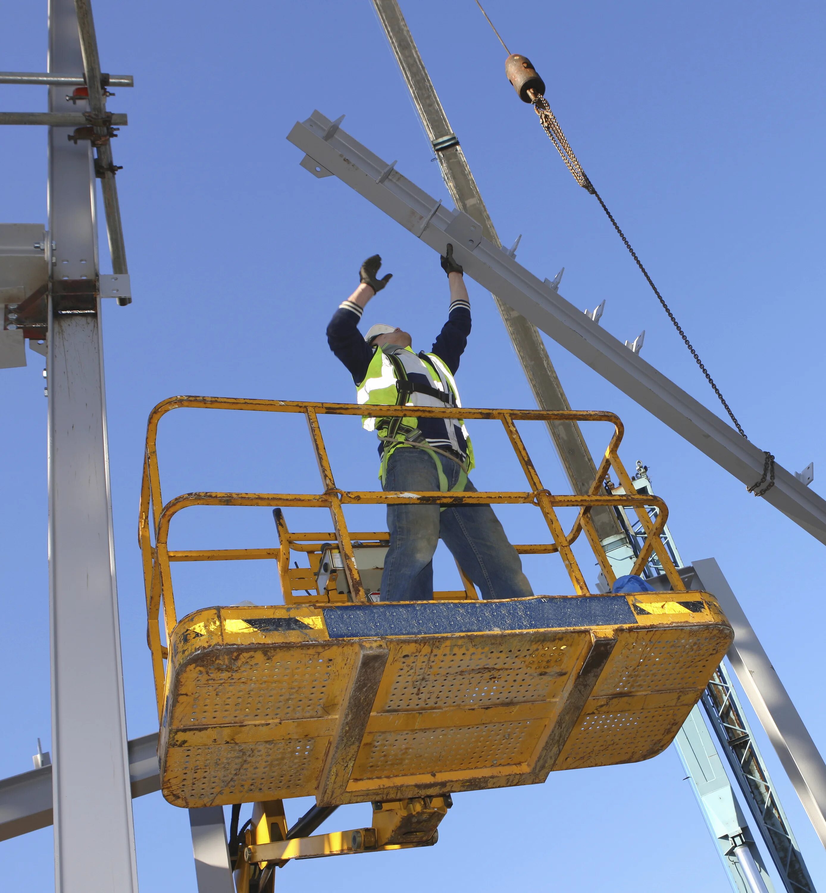 Workers load. Builder work safely кран. работы повышенной опасности фото. safe working load. crane installation of steel structure.