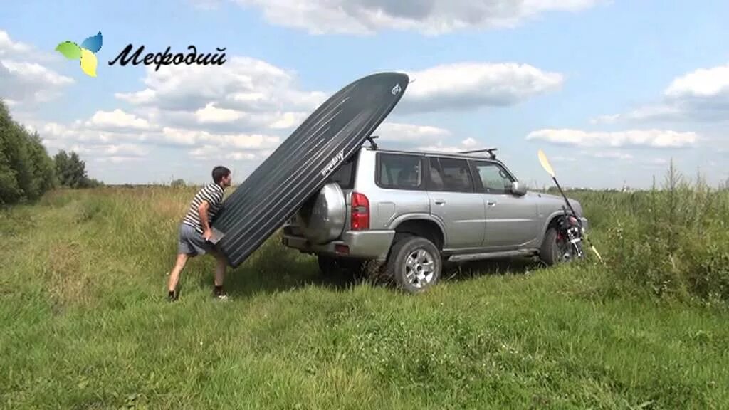 Лодка на крыше автомобиля как называется. Приспособление для погрузки лодки на крышу автомобиля. Погрузка лодки на багажник. Приспособление для погрузки лодки на багажник автомобиля. Крыша на лодку ПВХ.