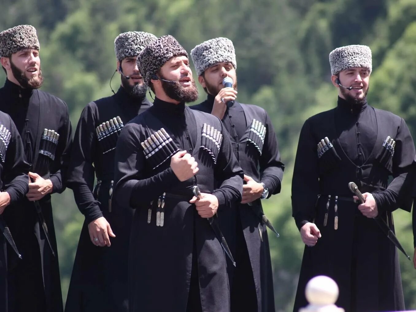 Другу осетин. Дагестанец кумык. Балкарцы джигит. Осетины фото. Национальный костюм лезгин лезгин.