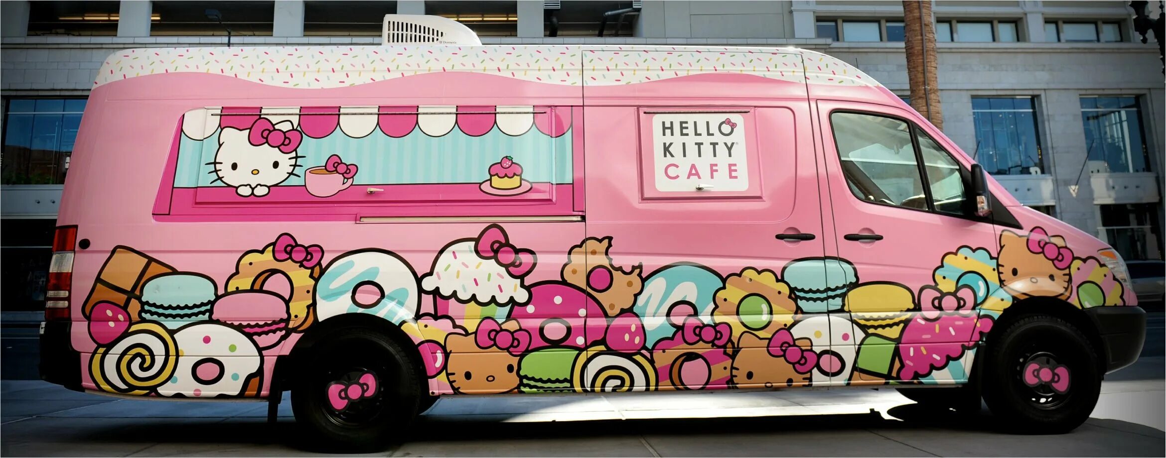 Машина хеллоу. Розовая машина с Хеллоу Китти. Машинка hello Kitty. Машина Хеллоу Китти настоящая. Матиз Хеллоу Китти.