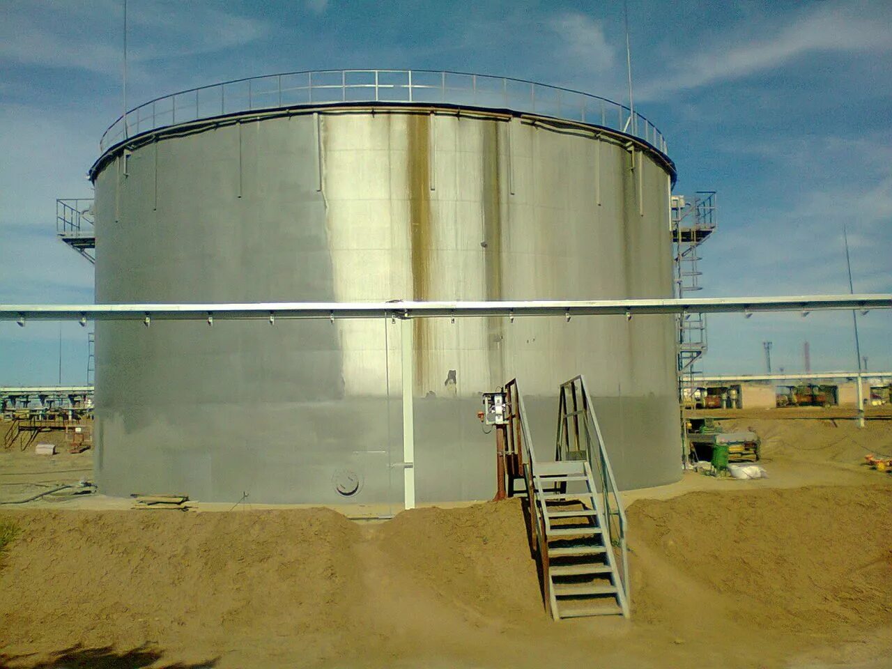 обвалование резервуаров это. каре обвалования резервуара. резервуарный парк для хранения нефти. резервуар рвс 20000. обловование резервуарного парка.